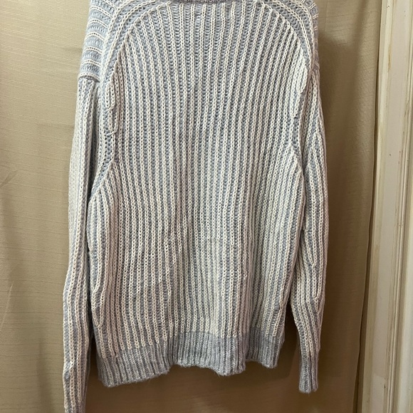 ⚫️ Elizabeth and James Light Blue Knit Sweater Size XL Winter Cozy Comfy Fluffy - Picture 6 of 8